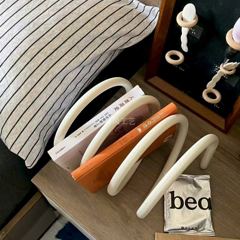 Home Decor Magazine - Estante de Metal Minimalista Creativo para